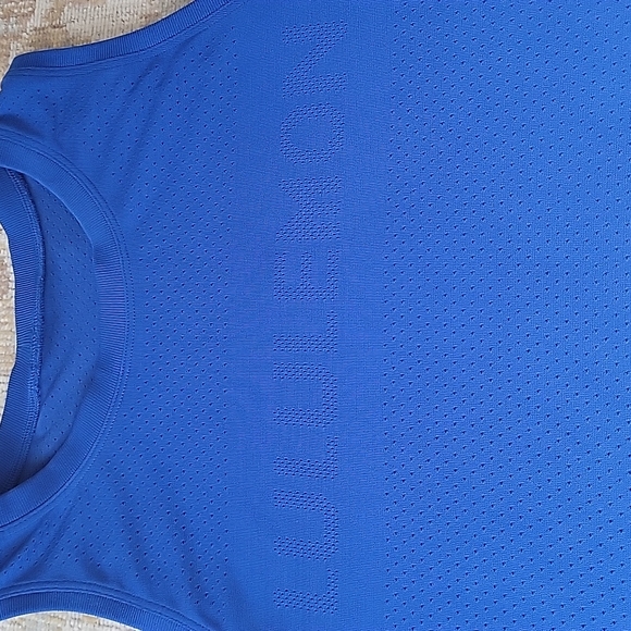 Lululemon blue muscle tech semi cropped tee size 4 - Picture 2 of 3